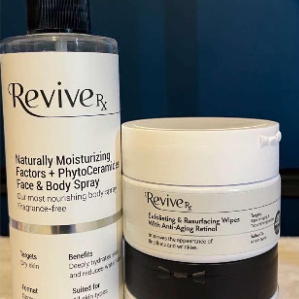 White Moisturizing Face & Body Spray + Exfoliating Wipes Set
